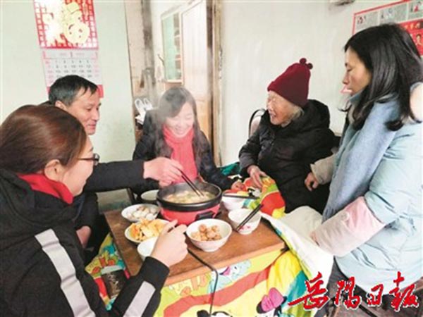 岳阳楼区贴着群众需要开展“三送”活动